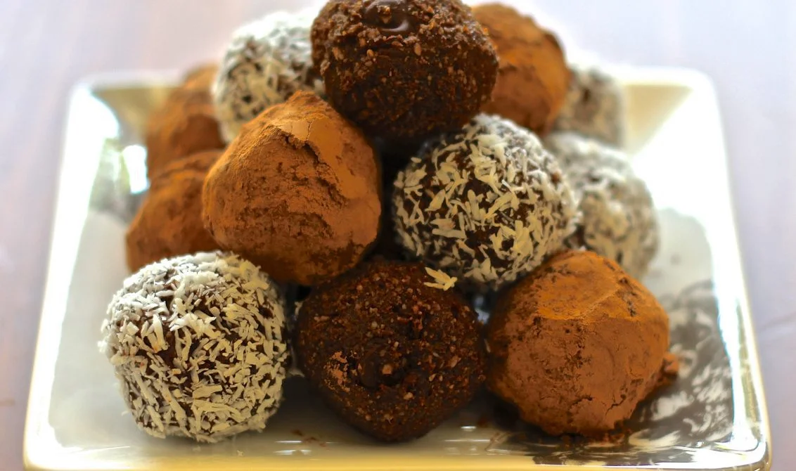 مساحة نت | أسهل طريقة لتحضير كرات التمر بالشوكولاتة اللذيذة في المنزل.. خلال 10 دقائق فقط