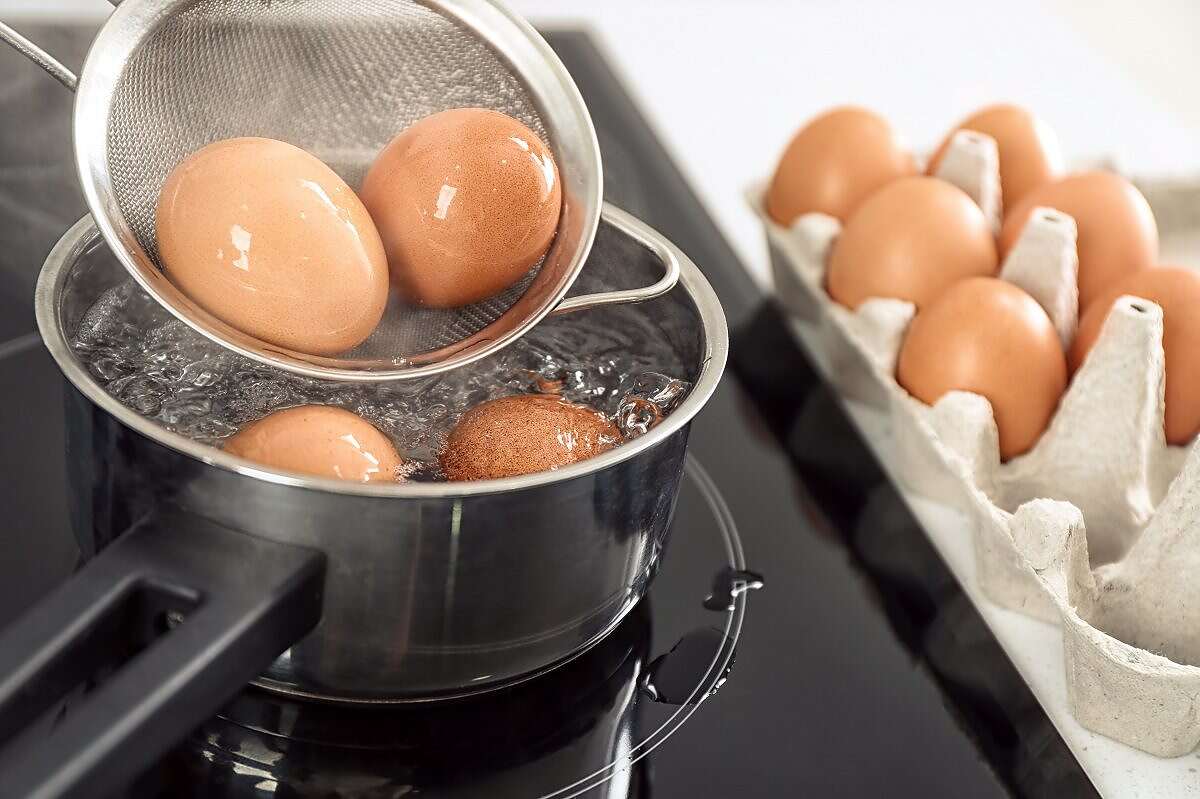 Eggs boiling in pan, closeup مساحة نت | لا ترميها بعد اليوم.. طريقة مبتكرة لسلق البيضة المتشققة من دون أن تنكسر أو تتلف