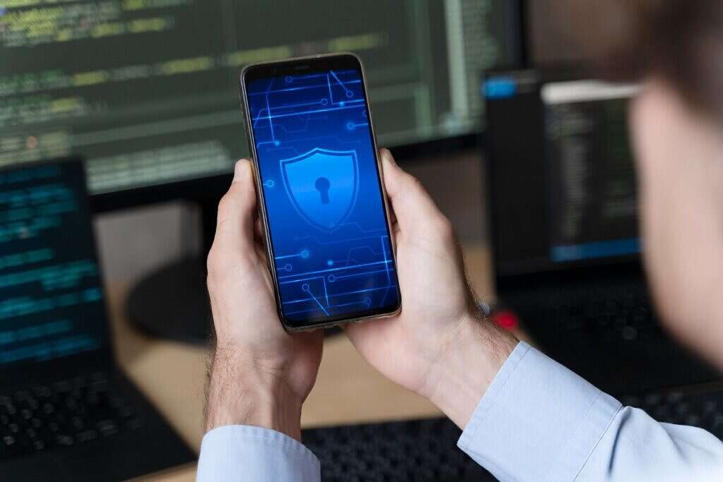 هاتف تجسس مساحة نت | كيف تعرف أن أحدهم يتجسس عليك من خلال كاميرا هاتفك؟.. هذه العلامات الخطيرة تخبرك