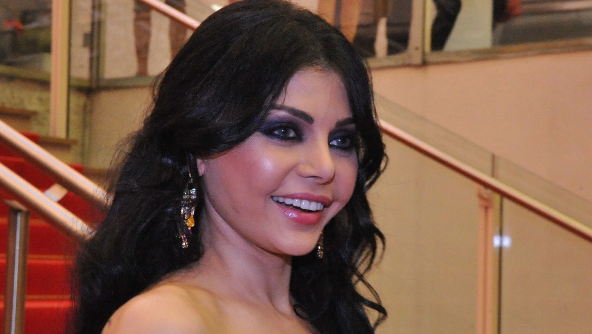 مساحة نت | والد الفنانة هيفاء وهبي يشكو المرض ويتوسل إليها لمساعدته.. ورد غير متوقع منها