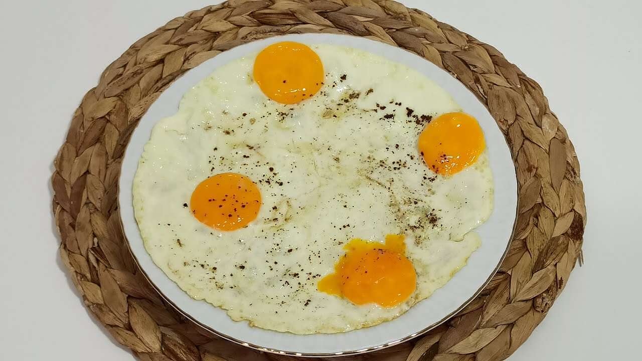 بيض عيون قلي البيض بدون زيت (مواقع)