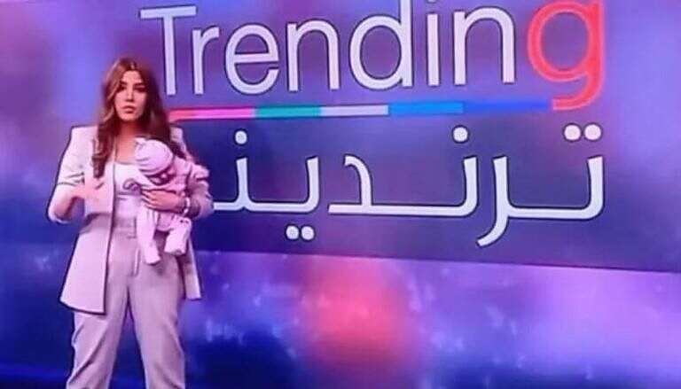 سيرينا غوكة مساحة نت | شاهد: السورية سيرينا غوكة تحمل رضيعتها خلال تقديم برنامج تلفزيوني وتوجه نصيحة لكل أم