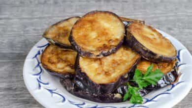 قلي الباذنجان من دون زيت (مواقع)