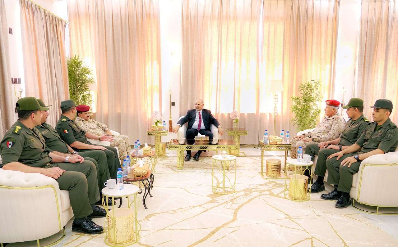 عيدروس3 عيدروس الزبيدي والوفد المصري في عدن اليوم (وكالات)