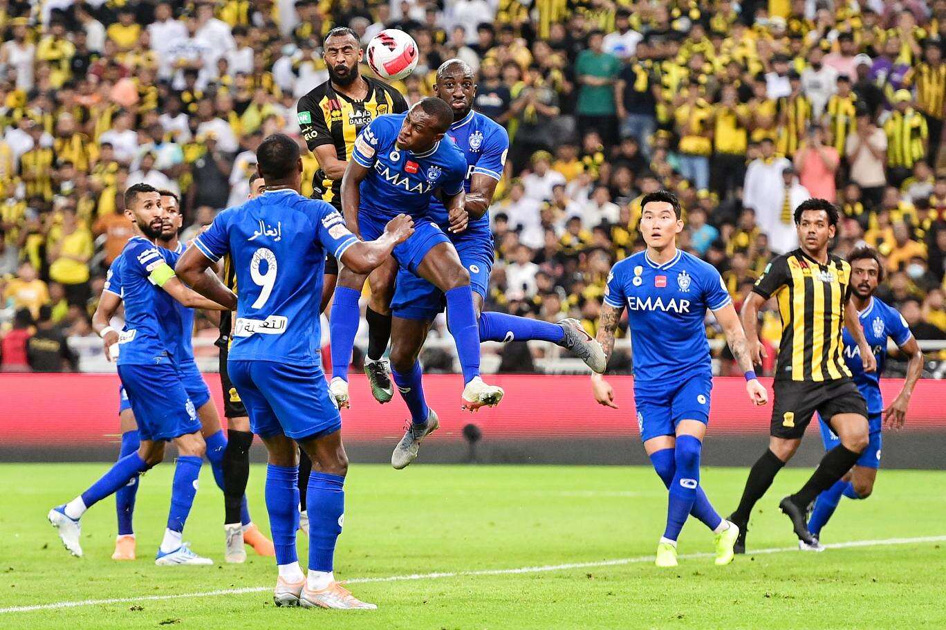 الهلال والاتحاد احداث مثيرة شهدتها مبارة الهلال والاتحاد السعوديين (وكالات)