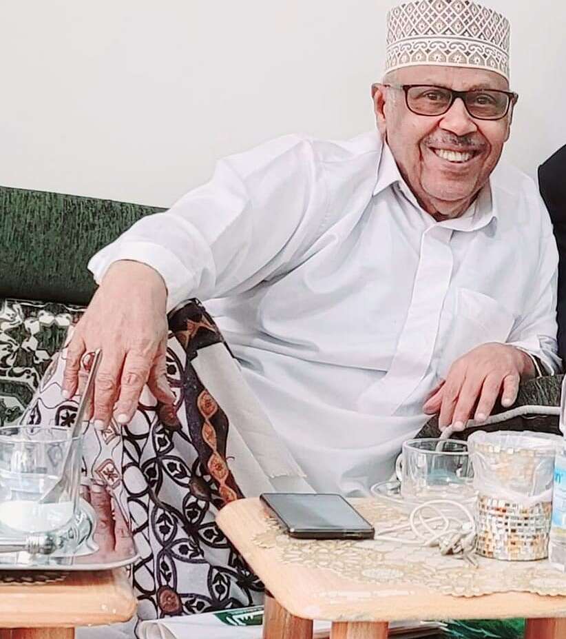 أيوب طارش الفنان اليمني أيوب طارش (منصات تواصل)