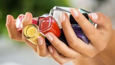 لون طلاء الأظافر وعلاقته بالشخصية (مواقع)