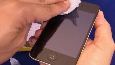 طريقة آمنة لتنظيف شاشة الهاتف (مواقع)