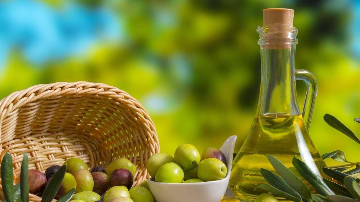 زيت زيتون عمل مخلل زيتون في البيت (مواقع)