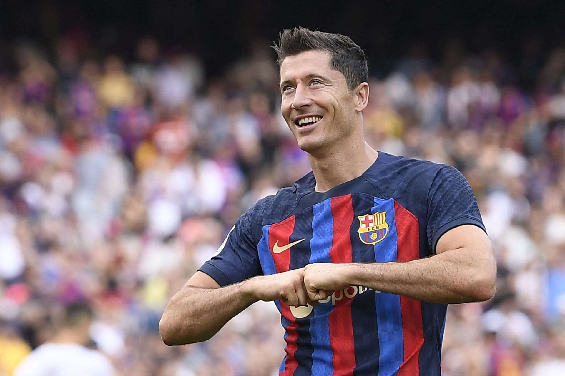 ليفا لاعب برشلونة ليفاندوفسكي (وكالات)