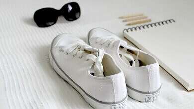 حذاء أبيض (مواقع)