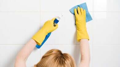 تنظيف البلاط بمعجون الأسنان (مواقع)