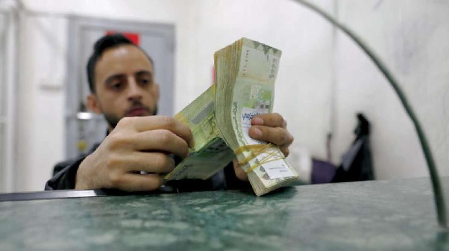 سعر صرف مسائي جديد للريال اليمني أمام الدولار والسعودي في صنعاء وعدن اليوم