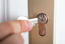 مفتاح مكسور داخل قفل (مواقع)