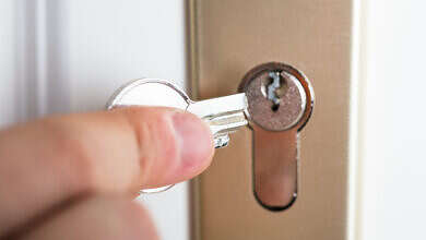 مفتاح مكسور داخل قفل (مواقع)