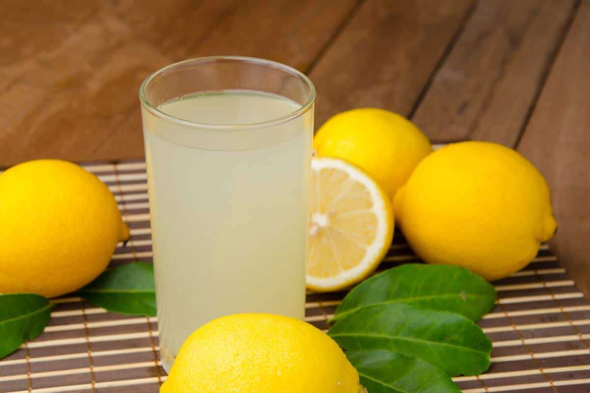 لن تصدق ماذا سيحدث لجسمك إن شربت كوبا من الليمون قبل النوم ليلا؟