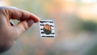 ملصقات على الزجاج (مواقع)