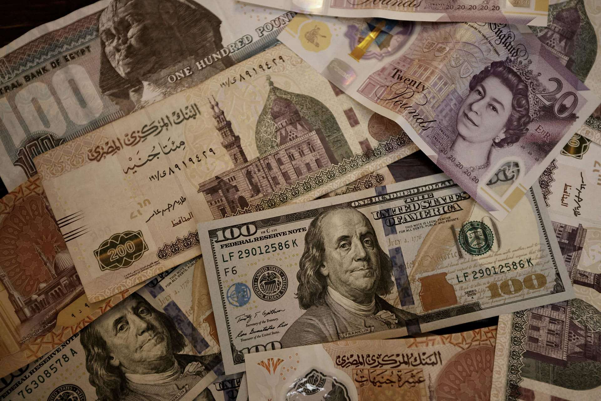 الدولار والجنيه الدولار والجنيه (وكالات)