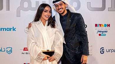 هبة حسين وعايض القرني (منصات تواصل)