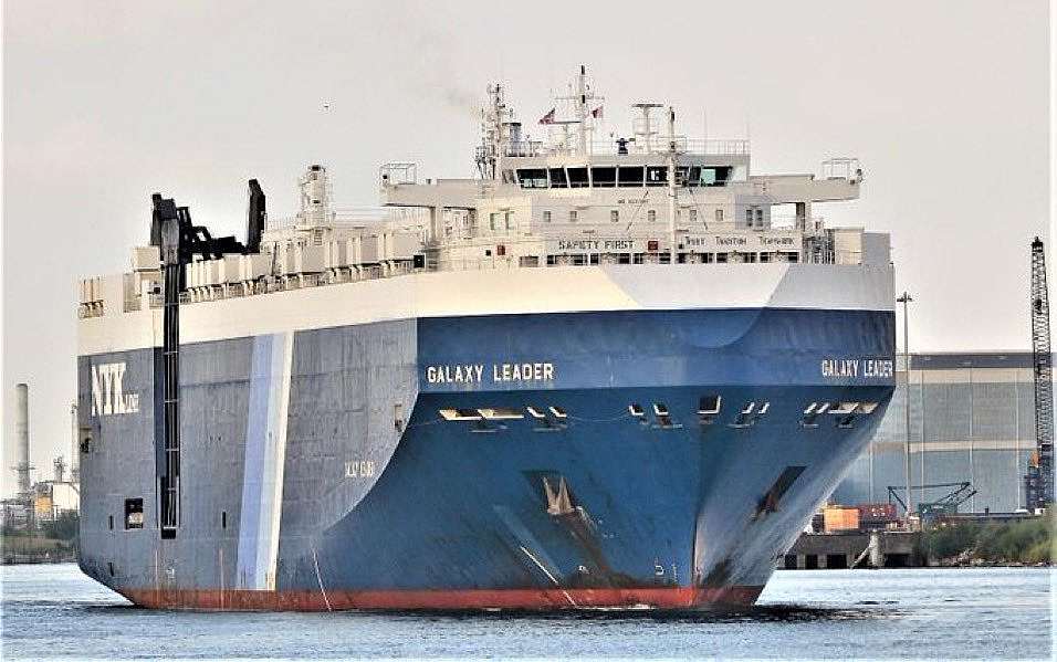 مصادر في صنعاء تكشف عن مصير السفينة الإسرائيلية وطاقمها في حال توقف العدوان على غزة