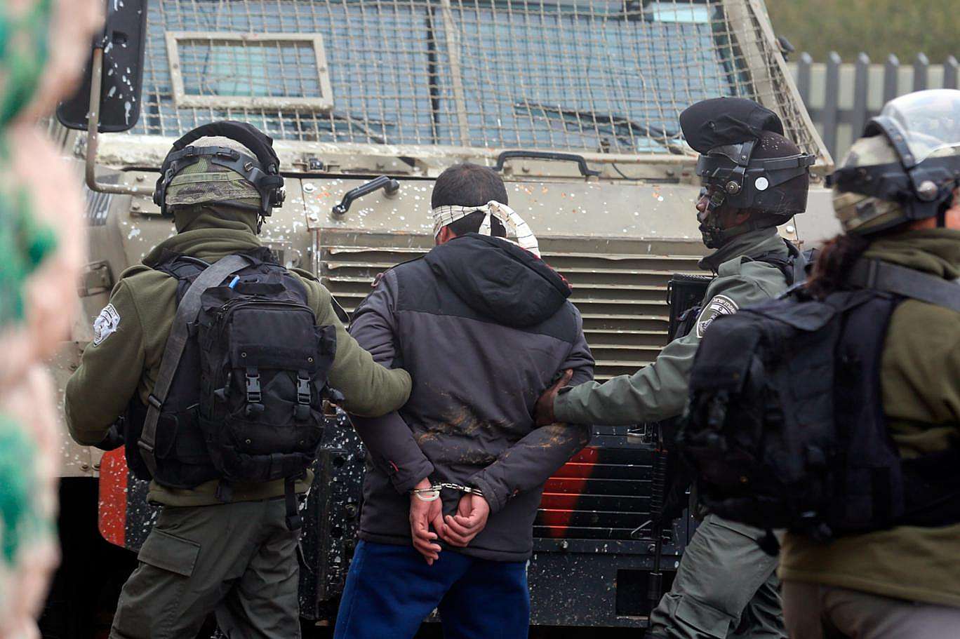 شاهد: اللحظات الأولى لنقل الأسرى الفلسطينيين من سجن الدامون تمهيدا للإفراج عنهم (فيديو)