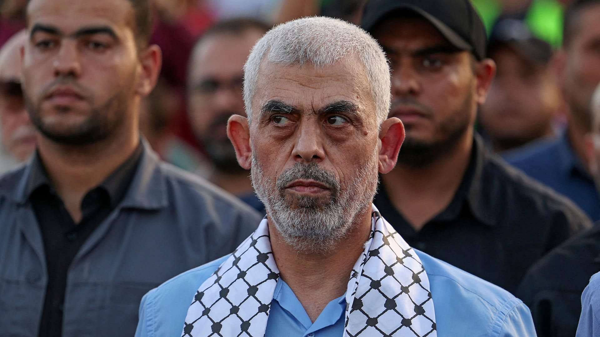 محاط بطفلين.. إسرائيل تنشر أول فيديو لزعيم حماس في غزة يحيى السنوار