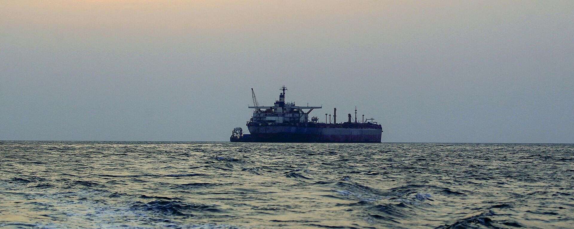 لأول مرة منذ بداية الهجمات.. هذا ما حدث لطاقم السفينة المستهدفة في خليج عدن اليوم