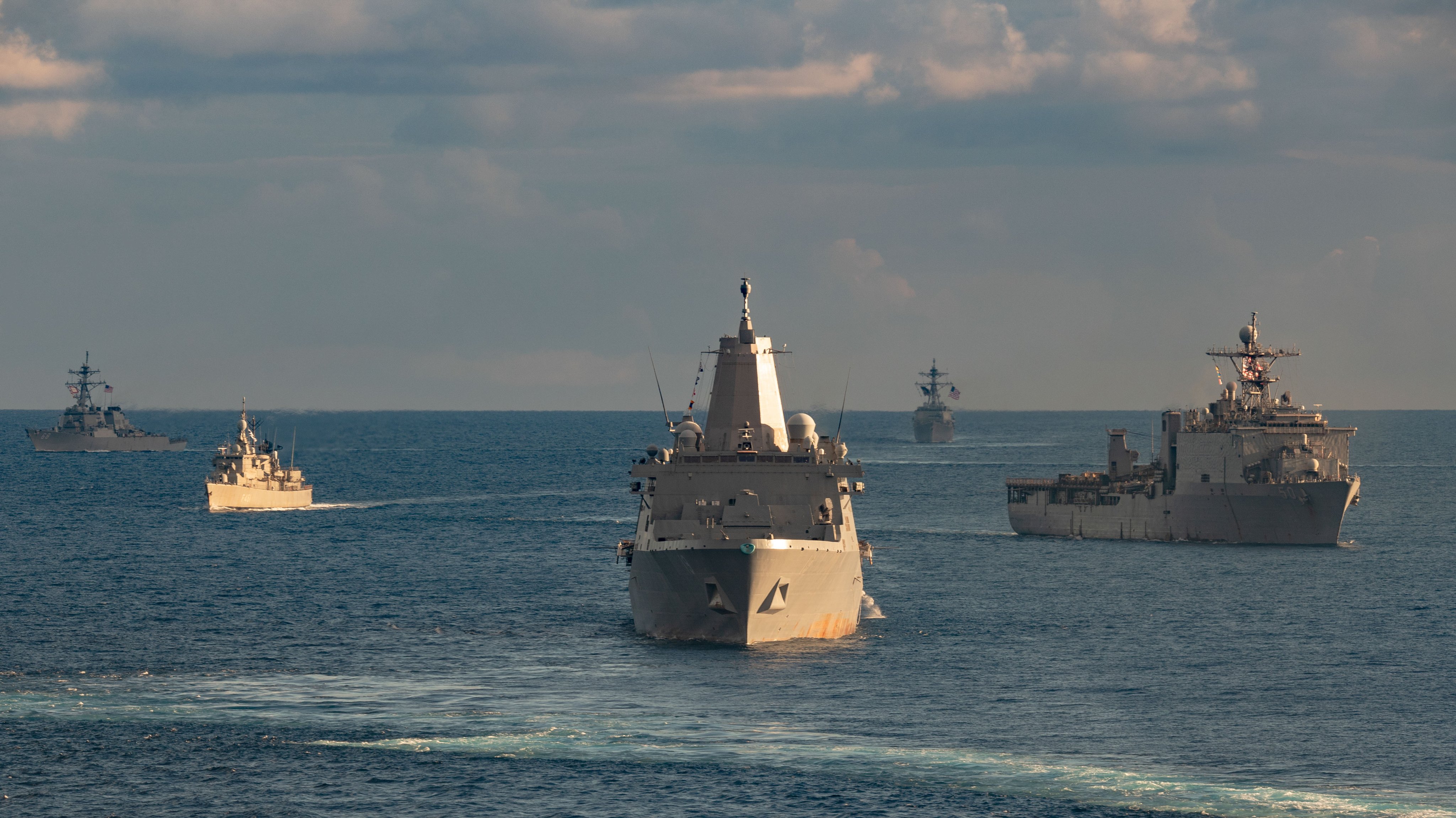 البحرية الأمريكية تكشف تفاصيل مواجهات في البحر الأحمر انتهت لصالح قوات صنعاء