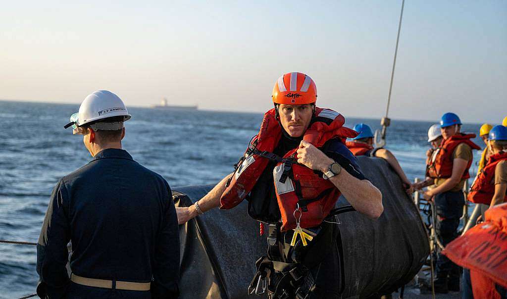 عاجل: الكشف عن مصير طاقم سفينة أمريكية تعرضت لهجوم في خليج عدن اليوم
