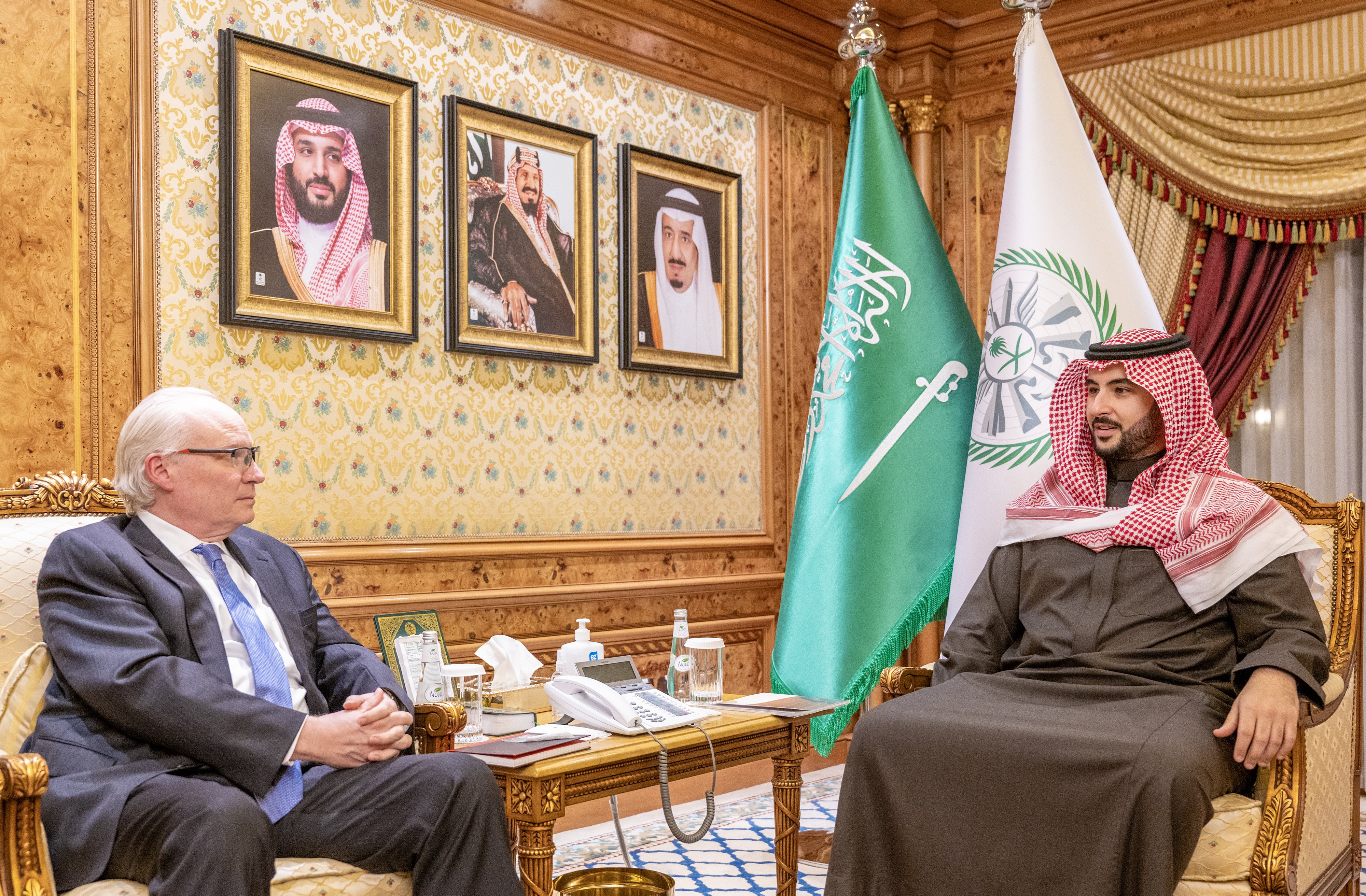 خالد وكنج2 وزير الدفاع السعودي ومبعوث أمريكا إلى اليمن (منصات تواصل)