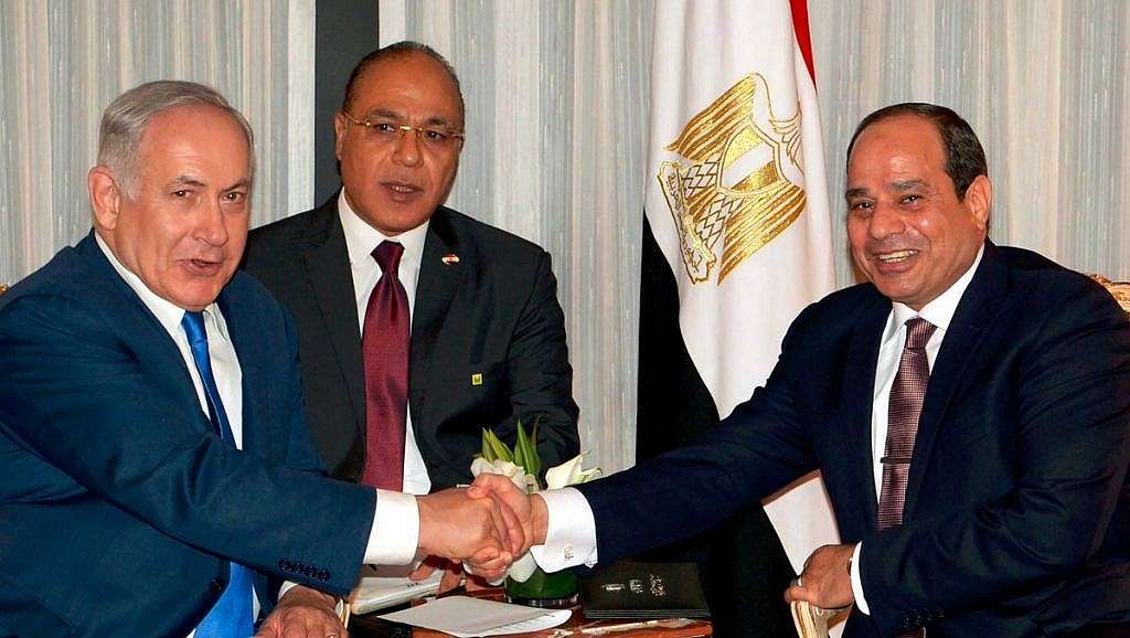 أول رد مصري على "الصورة المثيرة" بين السيسي ورئيسي: تهديد ودلالات خطيرة