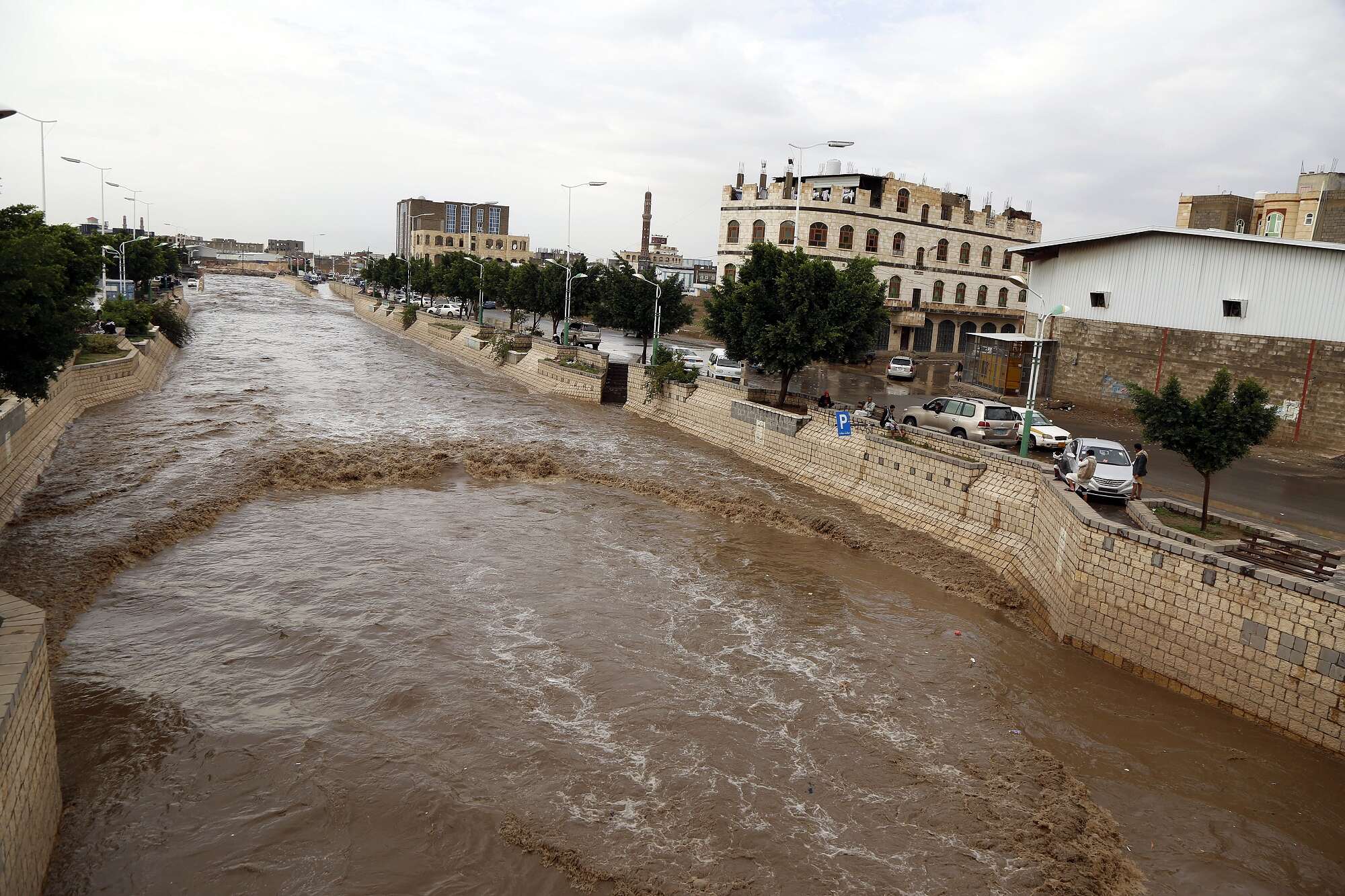 الأرصاد يتوقع هطول أمطار غزيرة على 10 محافظات يمنية في الساعات القادمة