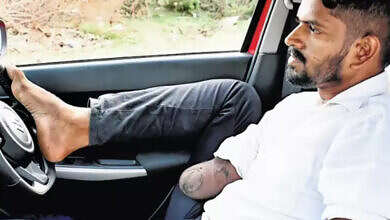 رخصة قيادة لشاب مبتور اليدين (مواقع)