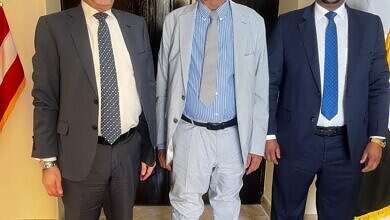 وزير الدفاع اليمني السابق مع السفير الأمريكي (منصات تواصل)