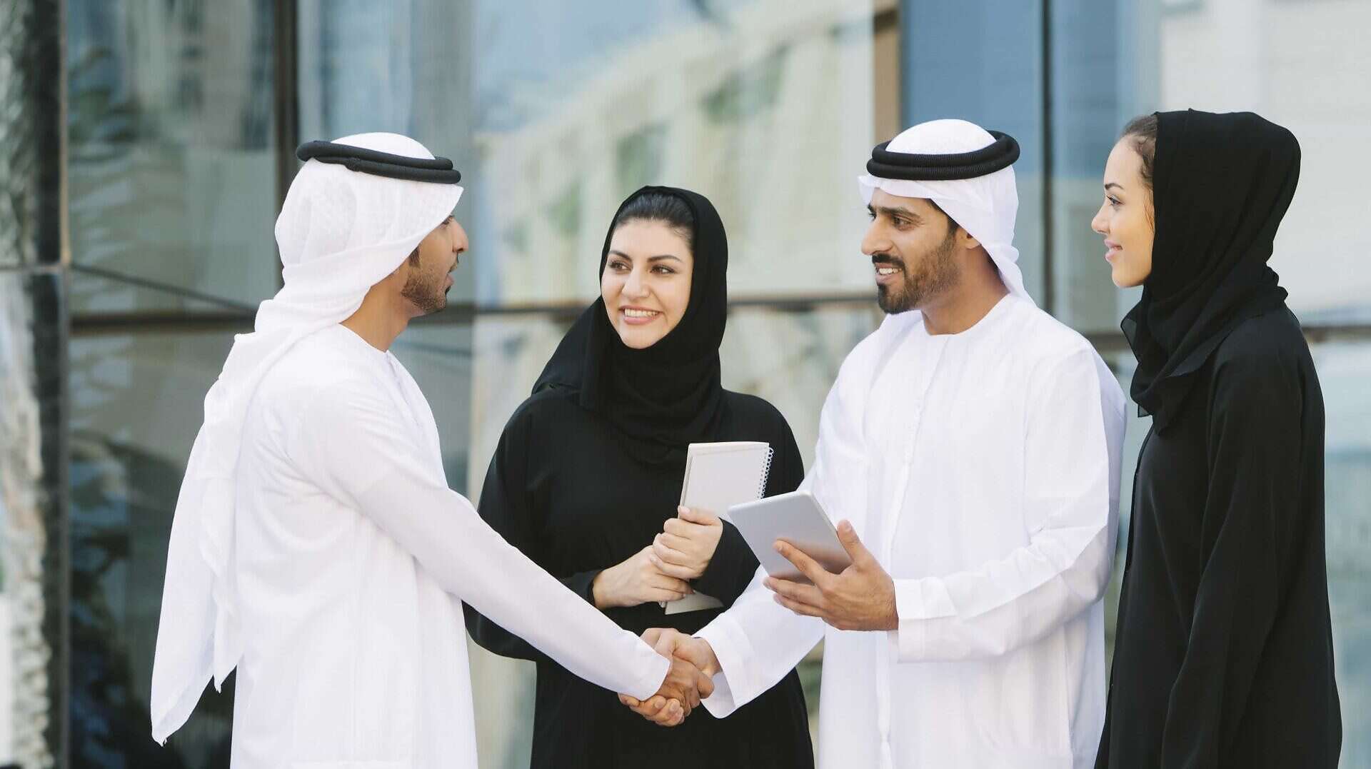 الإمارات تحظر التحدث باللهجة الإماراتية لغير المواطنين: ما وراء القرار الغامض؟